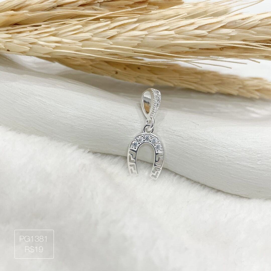 Pingente Ferradura Cravejada Cristal Prateado